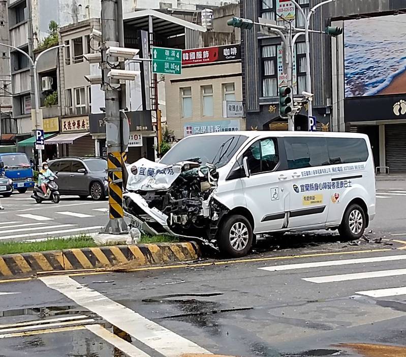 宜蘭市新月百貨公司前五叉路口,今天上午發生4車大對撞,現場滿目瘡痍,一輛復康巴士車頭被撞爛,騎車婦人因油汙滑倒,造成3人送醫。記者戴永華/攝影 宜蘭市新月百貨公司前五叉路口,今天上午發生4車大對撞,現場滿目瘡痍,一輛復康巴士車頭被撞爛,騎車婦人因油汙滑倒,造成3人送醫。記者戴永華/攝影