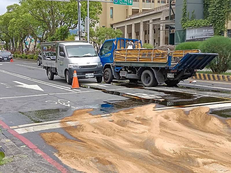 宜蘭市新月百貨公司前五叉路口,今天上午發生4車大對撞,現場滿目瘡痍,一輛復康巴士車頭被撞爛,路面油汙造成騎車婦人滑倒,造成3人送醫。記者戴永華/攝影 宜蘭市新月百貨公司前五叉路口,今天上午發生4車大對撞,現場滿目瘡痍,一輛復康巴士車頭被撞爛,路面油汙造成騎車婦人滑倒,造成3人送醫。記者戴永華/攝影
