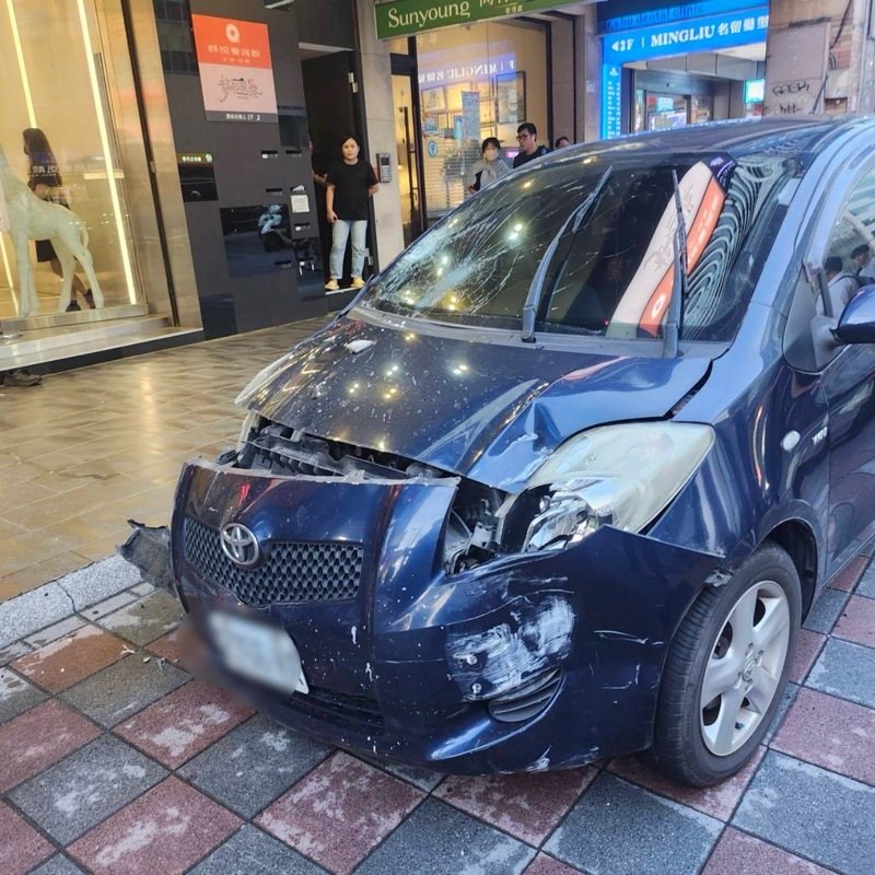 56歲葉男8月14日傍晚5時許駕車沿南京東路四段往西行,經寧安路口突將車輛右偏衝向人行道,一路將24歲鄭女、49歲王男、70歲張女撞進騎樓。記者李隆揆/翻攝 56歲葉男8月14日傍晚5時許駕車沿南京東路四段往西行,經寧安路口突將車輛右偏衝向人行道,一路將24歲鄭女、49歲王男、70歲張女撞進騎樓。記者李隆揆/翻攝