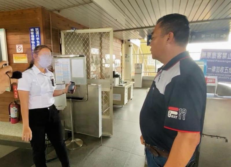 嘉義縣議員江志明(右)日前率民眾到大林火車站,向站務人員釐清事件並呼籲給民眾方便。聯合報系記者黃于凡/翻攝 嘉義縣議員江志明(右)日前率民眾到大林火車站,向站務人員釐清事件並呼籲給民眾方便。聯合報系記者黃于凡/翻攝