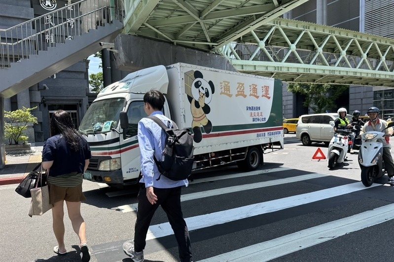 李姓貨車司機涉行經台北市大同區承德路2段右轉民權西路時,輾壓跌倒在行人穿越道上的李姓婦人。記者李隆揆/翻攝 李姓貨車司機涉行經台北市大同區承德路2段右轉民權西路時,輾壓跌倒在行人穿越道上的李姓婦人。記者李隆揆/翻攝