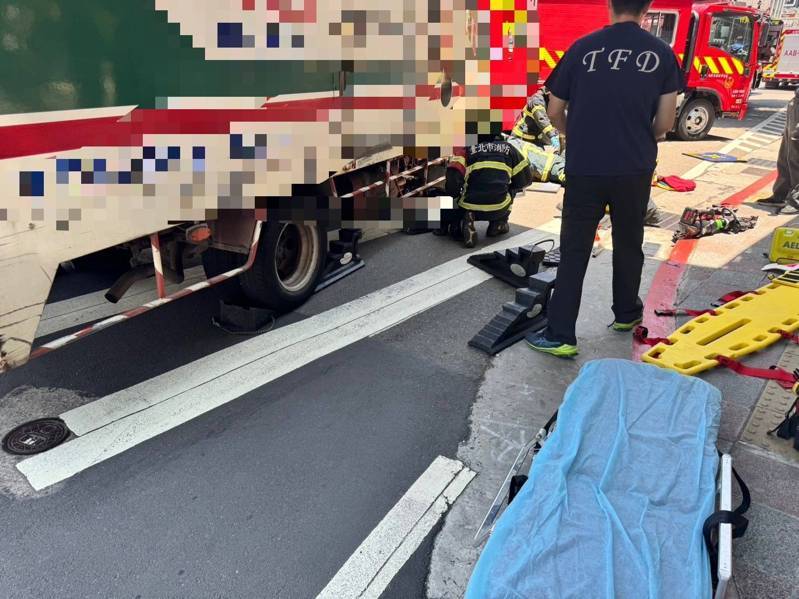 李姓貨車司機涉行經台北市大同區承德路2段右轉民權西路時,輾壓跌倒在行人穿越道上的李姓婦人。記者李隆揆/翻攝 李姓貨車司機涉行經台北市大同區承德路2段右轉民權西路時,輾壓跌倒在行人穿越道上的李姓婦人。記者李隆揆/翻攝