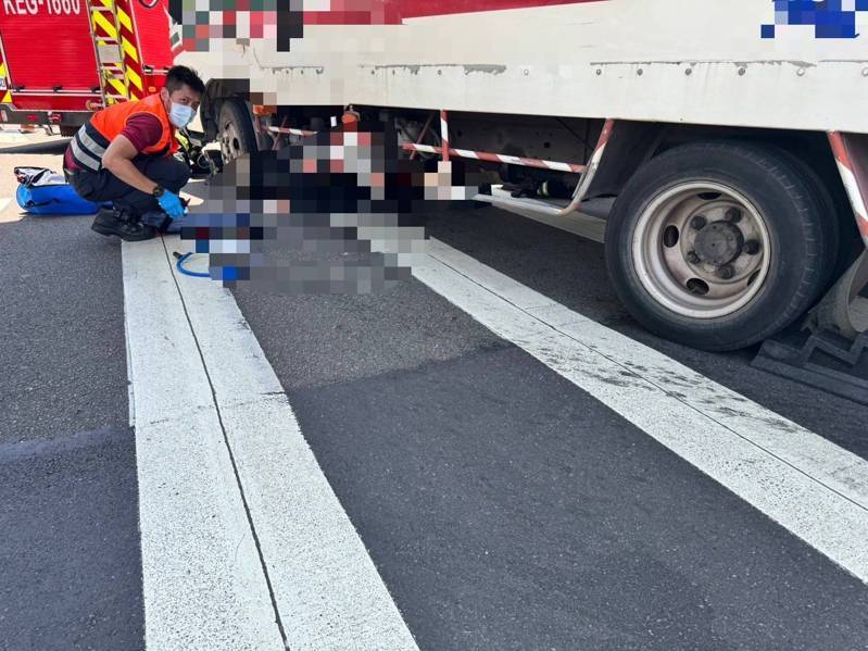 李姓貨車司機涉行經台北市大同區承德路2段右轉民權西路時,輾壓跌倒在行人穿越道上的李姓婦人。記者李隆揆/翻攝 李姓貨車司機涉行經台北市大同區承德路2段右轉民權西路時,輾壓跌倒在行人穿越道上的李姓婦人。記者李隆揆/翻攝
