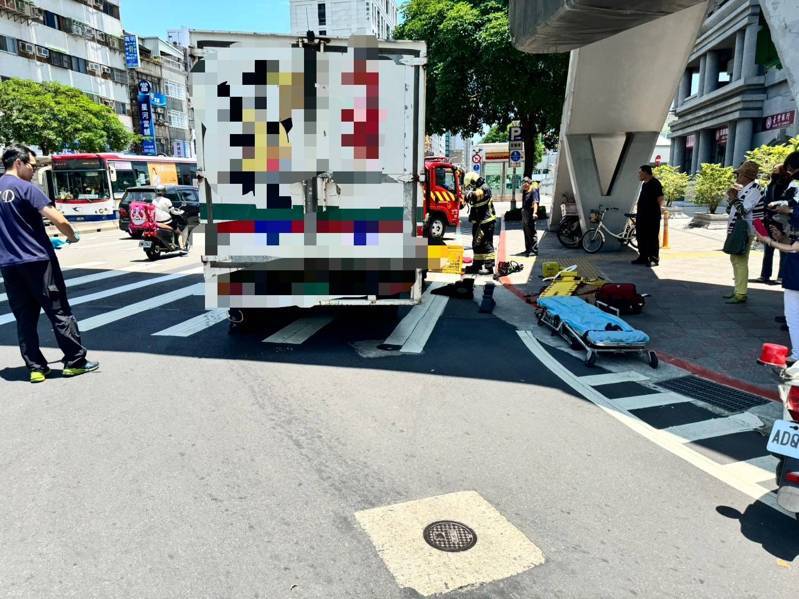 李姓貨車司機涉行經台北市大同區承德路2段右轉民權西路時,輾壓跌倒在行人穿越道上的李姓婦人。記者李隆揆/翻攝 李姓貨車司機涉行經台北市大同區承德路2段右轉民權西路時,輾壓跌倒在行人穿越道上的李姓婦人。記者李隆揆/翻攝