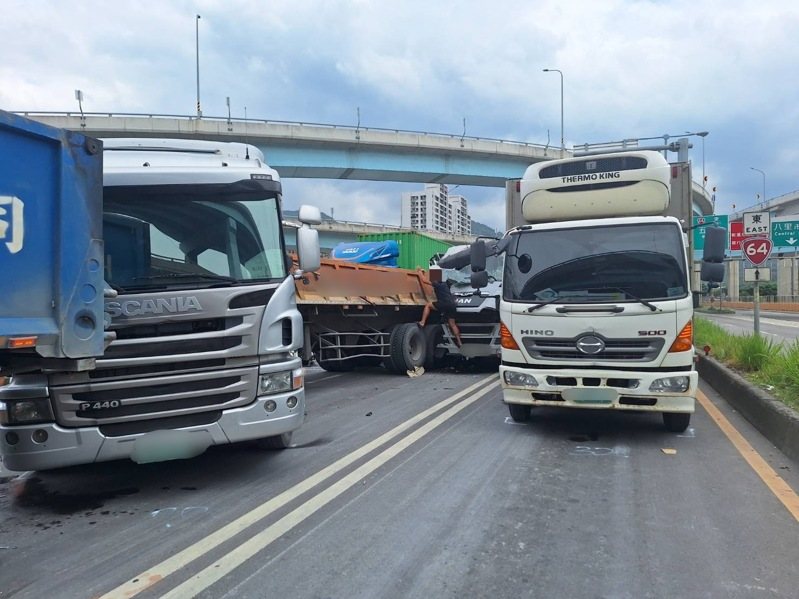 新北市八里區台64線下台北港匝道出口處,今天中午4輛砂石車追撞,造成一人受傷無大礙,肇因待查。記者曾伯愷/翻攝 新北市八里區台64線下台北港匝道出口處,今天中午4輛砂石車追撞,造成一人受傷無大礙,肇因待查。記者曾伯愷/翻攝