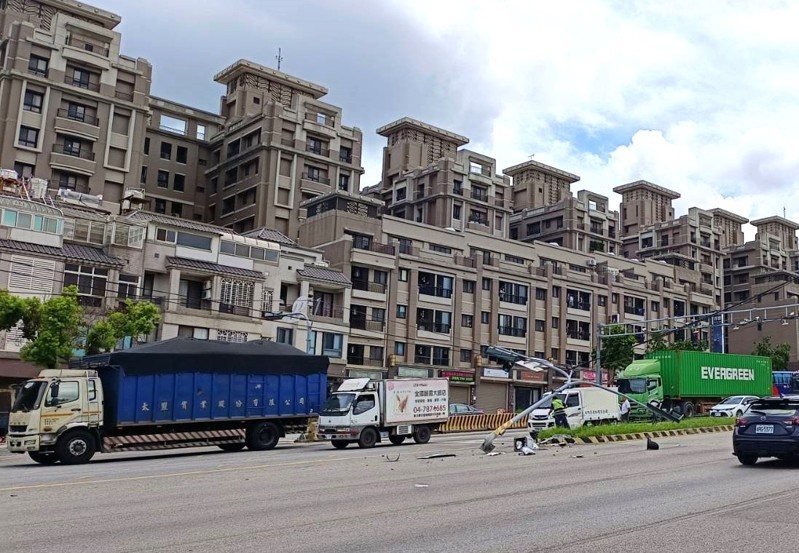 台中市車輛繁忙的向上路七段靠近屏西路口，上午發生兩輛小貨車碰撞事故，幸無人傷亡，肇事原因調查中。圖／民眾提供