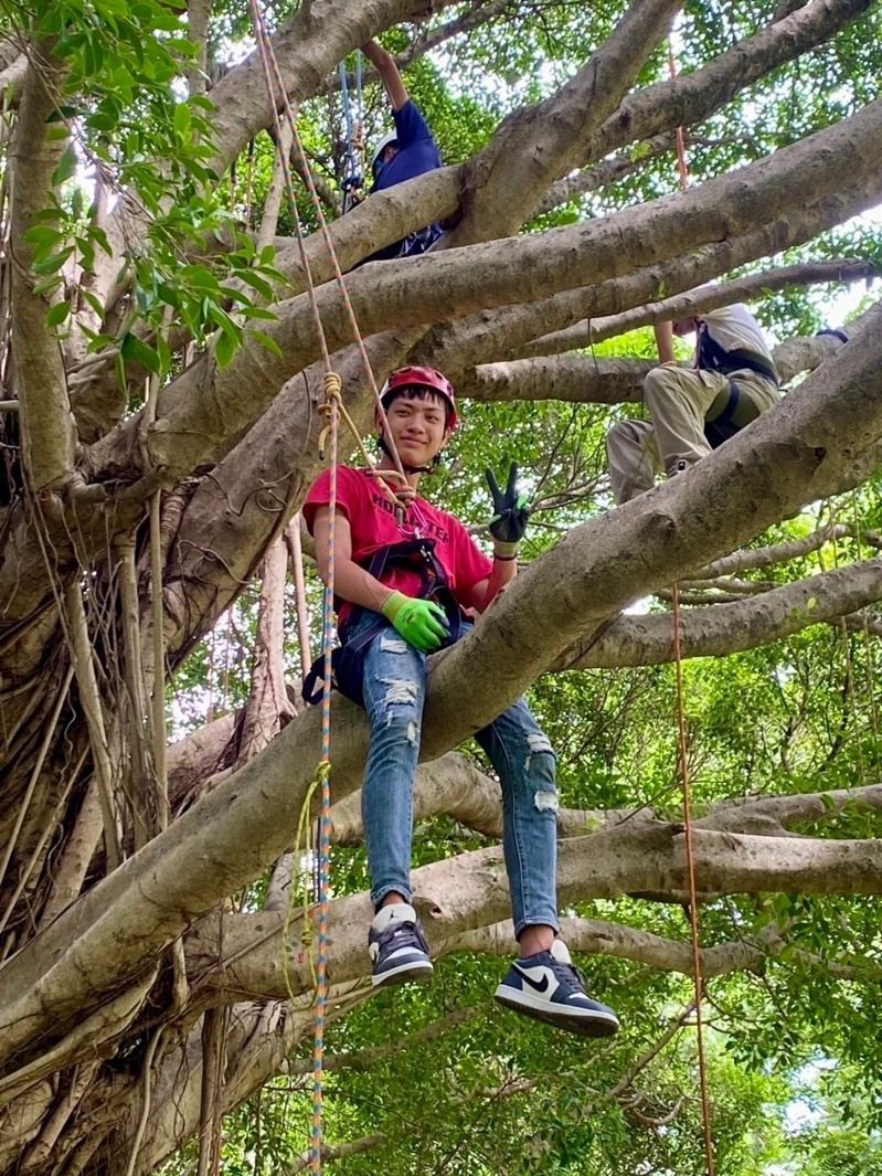雲林縣警局和雲林縣少年輔導委員會舉辦青少年暑期攀樹運動,高挑戰性又可學習成長技能的活動,深受年輕人喜愛。記者蔡維斌/翻攝 雲林縣警局和雲林縣少年輔導委員會舉辦青少年暑期攀樹運動,高挑戰性又可學習成長技能的活動,深受年輕人喜愛。記者蔡維斌/翻攝