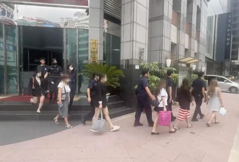 中山警分局臨檢酒店查獲20名越南女子當公關小姐陪酒。記者蕭雅娟/翻攝 中山警分局臨檢酒店查獲20名越南女子當公關小姐陪酒。記者蕭雅娟/翻攝