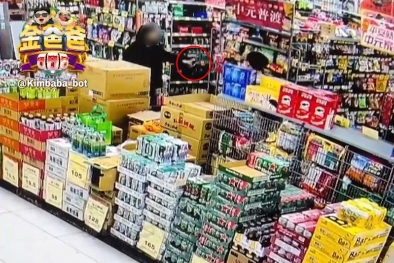 台中市黃姓男子昨天凌晨在北區一間超市因不滿店員勸離，持辣椒水朝店員噴灑。圖／摘自黑色豪門企業