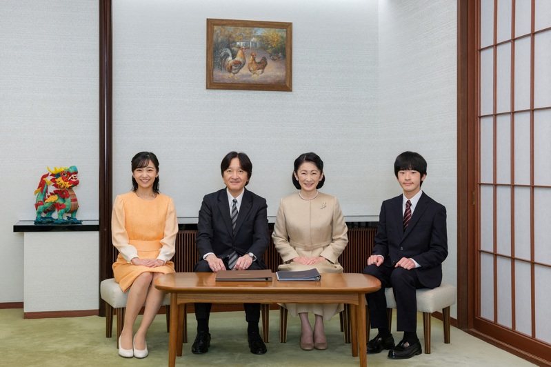 圖為日本悠仁親王(右)與父母、姊姊佳子公主合影。(路透資料照片)