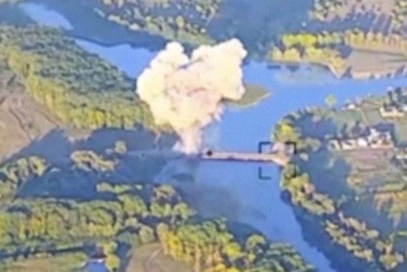 烏軍18日發布影片截圖，顯示俄羅斯庫斯克地區一條重要橋梁發生爆炸。(美聯社)