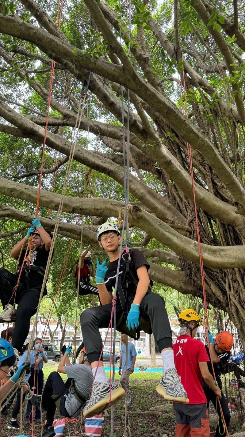 雲林縣警局和雲林縣少年輔導委員會舉辦青少年暑期攀樹運動,高挑戰性又可學習成長技能的活動,深受年輕人喜愛。記者蔡維斌/翻攝 雲林縣警局和雲林縣少年輔導委員會舉辦青少年暑期攀樹運動,高挑戰性又可學習成長技能的活動,深受年輕人喜愛。記者蔡維斌/翻攝