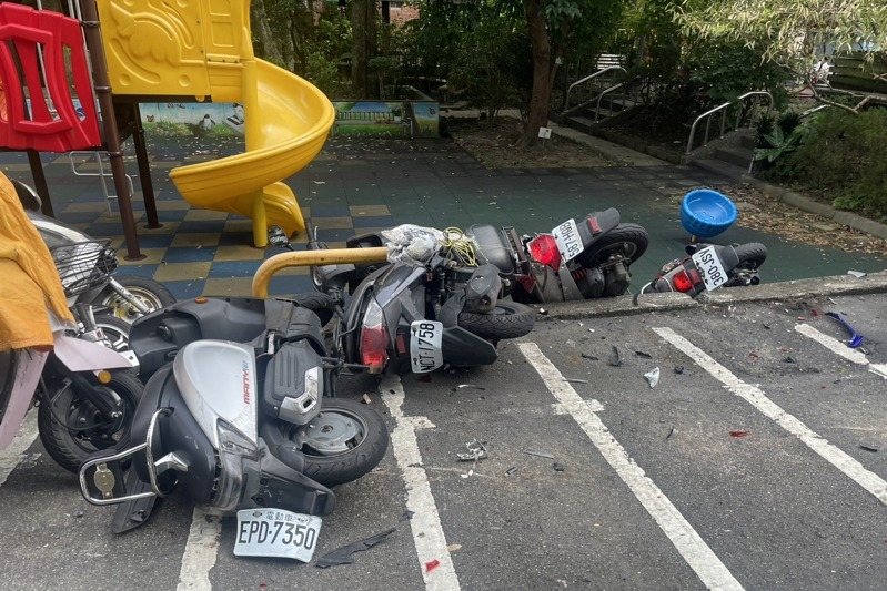 巨大撞擊力導致機車被撞進一旁公園鐵製欄杆內。記者黃子騰／翻攝