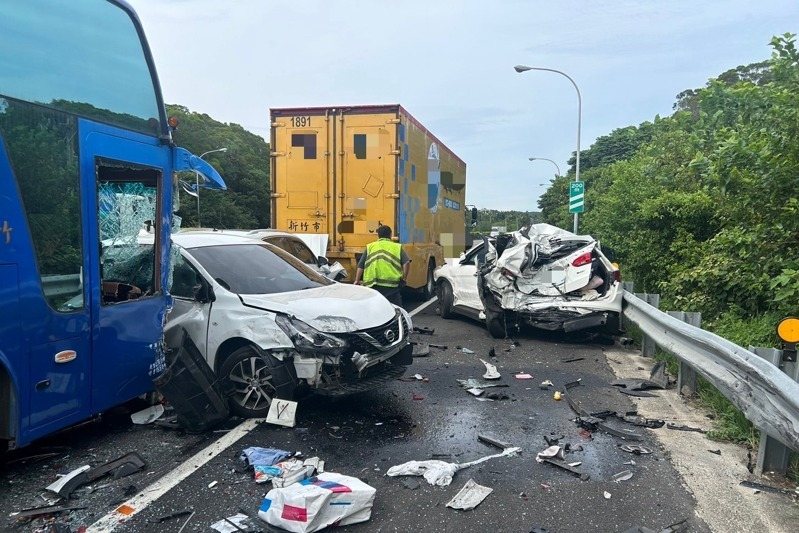 53歲陳姓男子駕駛遊覽車疑似分心追撞前方車輛，造成4台轎車被夾在遊覽車與大貨車中間，當場車體嚴重毀損變形。圖／警消提供