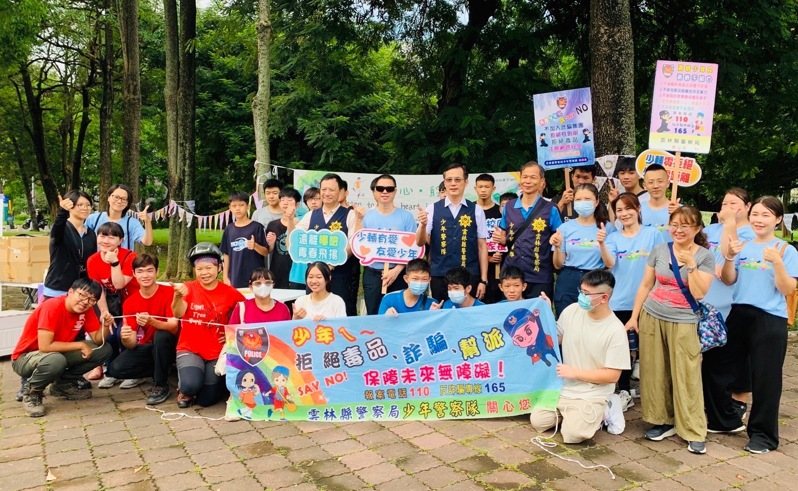 雲林縣警局和雲林縣少年輔導委員會舉辦青少年暑期攀樹運動,高挑戰性又可學習成長技能的活動,深受年輕人喜愛。記者蔡維斌/翻攝 雲林縣警局和雲林縣少年輔導委員會舉辦青少年暑期攀樹運動,高挑戰性又可學習成長技能的活動,深受年輕人喜愛。記者蔡維斌/翻攝