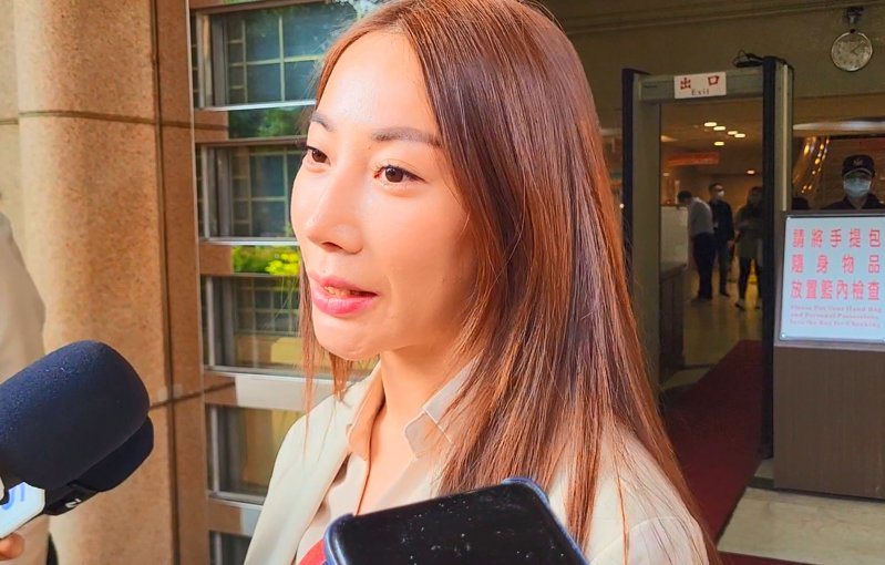 台灣高等法院今年2月20日行準備程序時,媒體詢問曾格爾原本語音輸入是要輸入什麼文字,卻跳出「住宿、按摩、泡湯」?她卻跳針說「對方提出來的證據是有經過刪減、變造的」。圖報系資料照 台灣高等法院今年2月20日行準備程序時,媒體詢問曾格爾原本語音輸入是要輸入什麼文字,卻跳出「住宿、按摩、泡湯」?她卻跳針說「對方提出來的證據是有經過刪減、變造的」。圖報系資料照