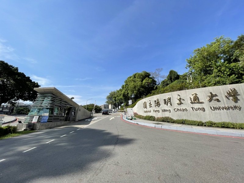 發文者指出,昨晚凌晨1點多,在交大校園內遇到一名身穿完整西裝,搭配一條紫色領帶的男子,並以脅迫的方式騙走他9萬元獎學金。記者黃羿馨/攝影 發文者指出,昨晚凌晨1點多,在交大校園內遇到一名身穿完整西裝,搭配一條紫色領帶的男子,並以脅迫的方式騙走他9萬元獎學金。記者黃羿馨/攝影