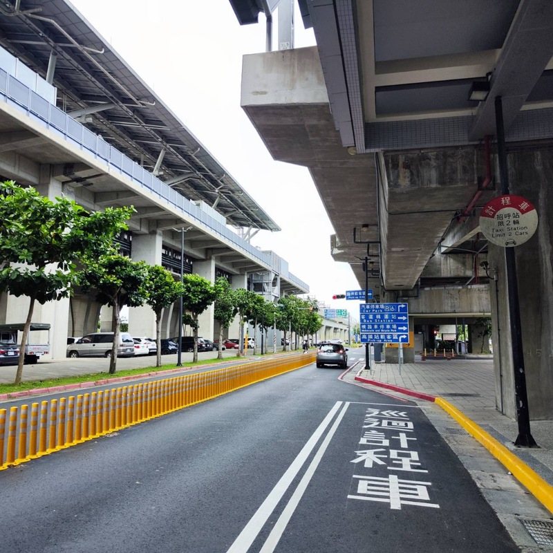 高鐵台南站路過不先進右側車道右轉被罰 ,運將質疑標示不明。圖/讀者提供 高鐵台南站路過不先進右側車道右轉被罰 ,運將質疑標示不明。圖/讀者提供