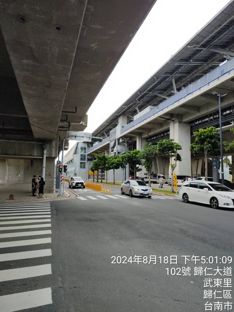 高鐵台南站路過不先進右側車道右轉被罰 ,運將質疑標示不明。圖/讀者提供 高鐵台南站路過不先進右側車道右轉被罰 ,運將質疑標示不明。圖/讀者提供
