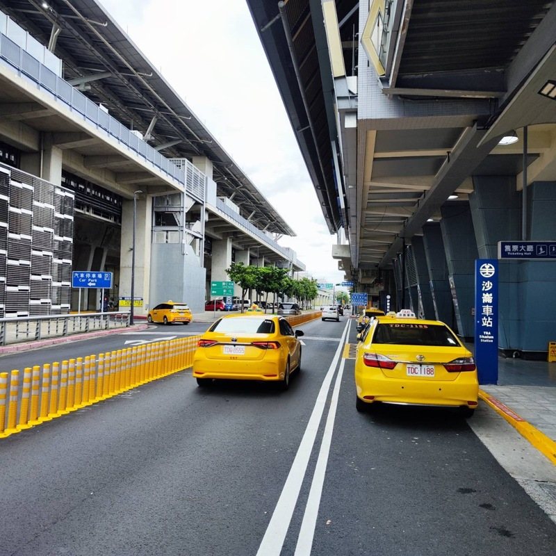 高鐵台南站路過不先進右側車道右轉被罰 ,運將質疑標示不明。圖/讀者提供 高鐵台南站路過不先進右側車道右轉被罰 ,運將質疑標示不明。圖/讀者提供