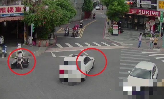 新北市蘆洲區三民路與保和街口，今天中午發生車禍，釀一輕傷，肇因待查。記者曾伯愷／翻攝