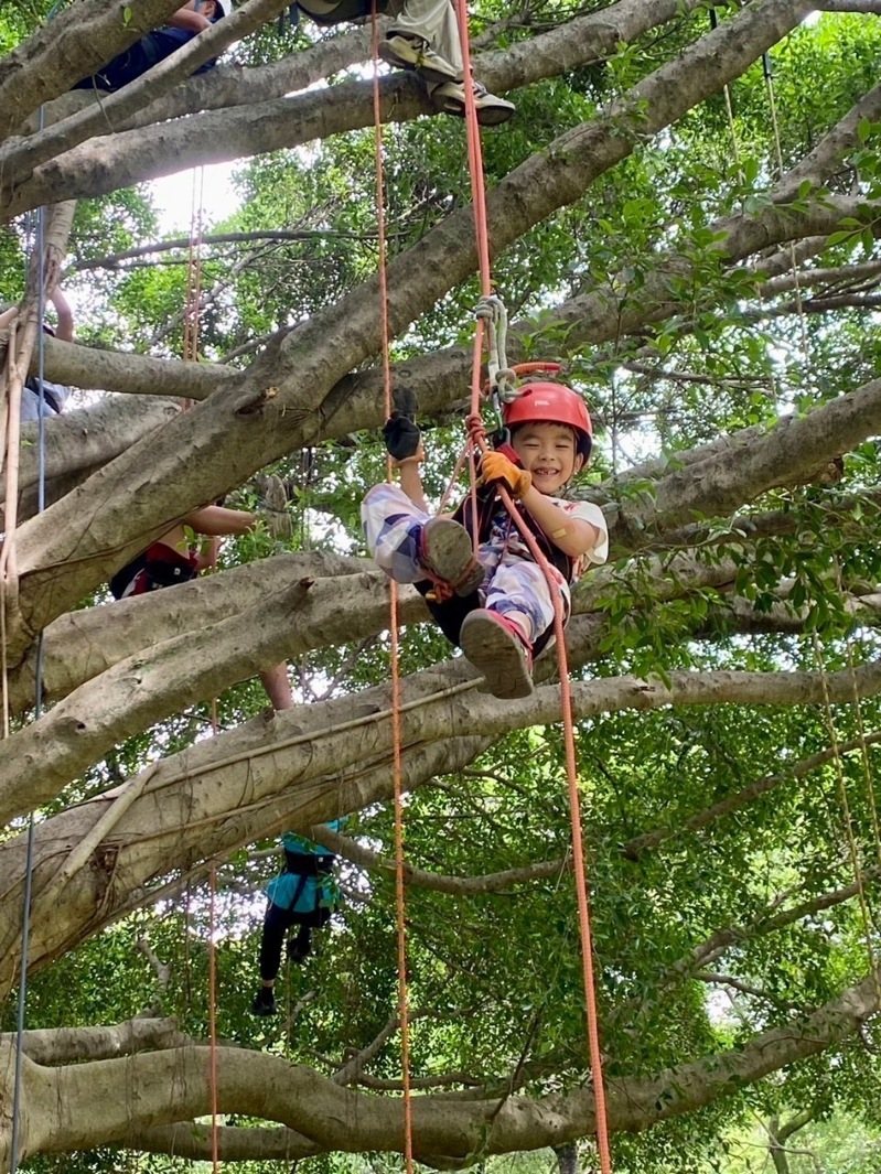 雲林縣警局和雲林縣少年輔導委員會舉辦青少年暑期攀樹運動,高挑戰性又可學習成長技能的活動,深受年輕人喜愛。記者蔡維斌/翻攝 雲林縣警局和雲林縣少年輔導委員會舉辦青少年暑期攀樹運動,高挑戰性又可學習成長技能的活動,深受年輕人喜愛。記者蔡維斌/翻攝