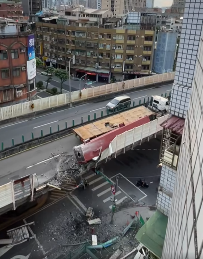 新北市三重區台1高架往北市方向、重安街上方前,發生聯結車鋼梁掉落,全線封閉處理中。圖/取自「爆料公社二社」 新北市三重區台1高架往北市方向、重安街上方前,發生聯結車鋼梁掉落,全線封閉處理中。圖/取自「爆料公社二社」
