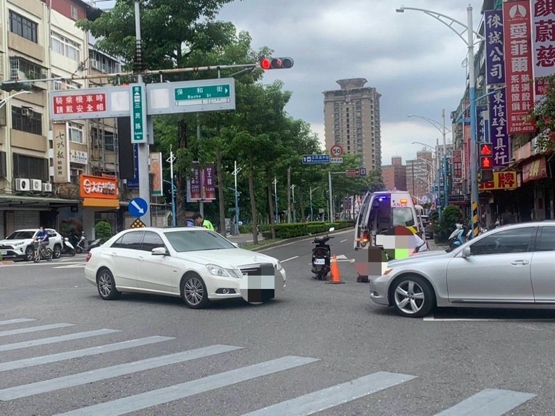 新北市蘆洲區三民路與保和街口，今天中午發生車禍，釀一輕傷，肇因待查。記者曾伯愷／翻攝