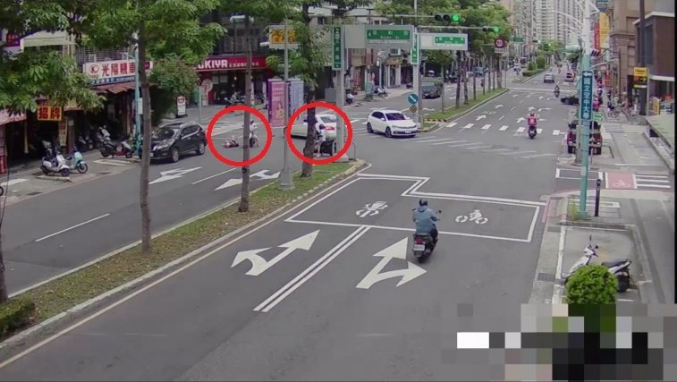 新北市蘆洲區三民路與保和街口，今天中午發生車禍，釀一輕傷，肇因待查。記者曾伯愷／翻攝