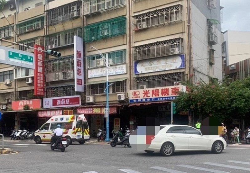 新北市蘆洲區三民路與保和街口，今天中午發生車禍，釀一輕傷，肇因待查。記者曾伯愷／翻攝