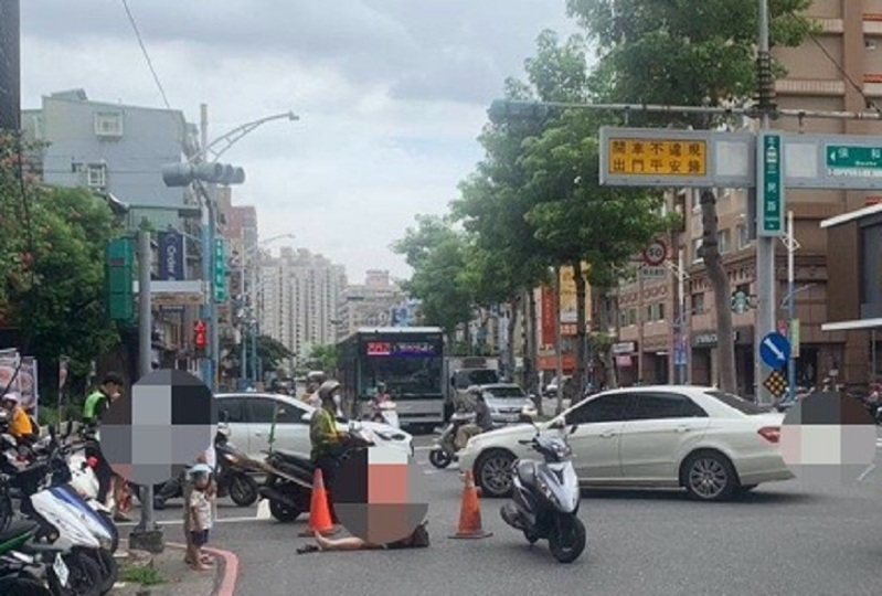 新北市蘆洲區三民路與保和街口，今天中午發生車禍，釀一輕傷，肇因待查。記者曾伯愷／翻攝