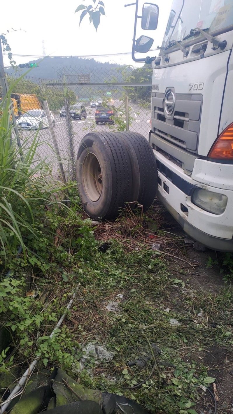 曾姓男子駕駛砂石車行駛途中,左後輪脫落後,彈跳進入路旁通運公司停車場,砸中正在除草的阮姓男子致死。基隆地檢署偵查後,依過失致死罪嫌起訴曾男。記者邱瑞杰/翻攝 曾姓男子駕駛砂石車行駛途中,左後輪脫落後,彈跳進入路旁通運公司停車場,砸中正在除草的阮姓男子致死。基隆地檢署偵查後,依過失致死罪嫌起訴曾男。記者邱瑞杰/翻攝