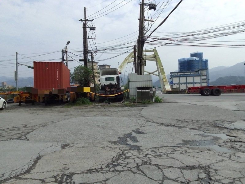 曾姓男子駕駛砂石車行駛途中,左後輪脫落後,彈跳進入路旁通運公司停車場,砸中正在除草的阮姓男子致死。基隆地檢署偵查後,依過失致死罪嫌起訴曾男。記者邱瑞杰/翻攝 曾姓男子駕駛砂石車行駛途中,左後輪脫落後,彈跳進入路旁通運公司停車場,砸中正在除草的阮姓男子致死。基隆地檢署偵查後,依過失致死罪嫌起訴曾男。記者邱瑞杰/翻攝
