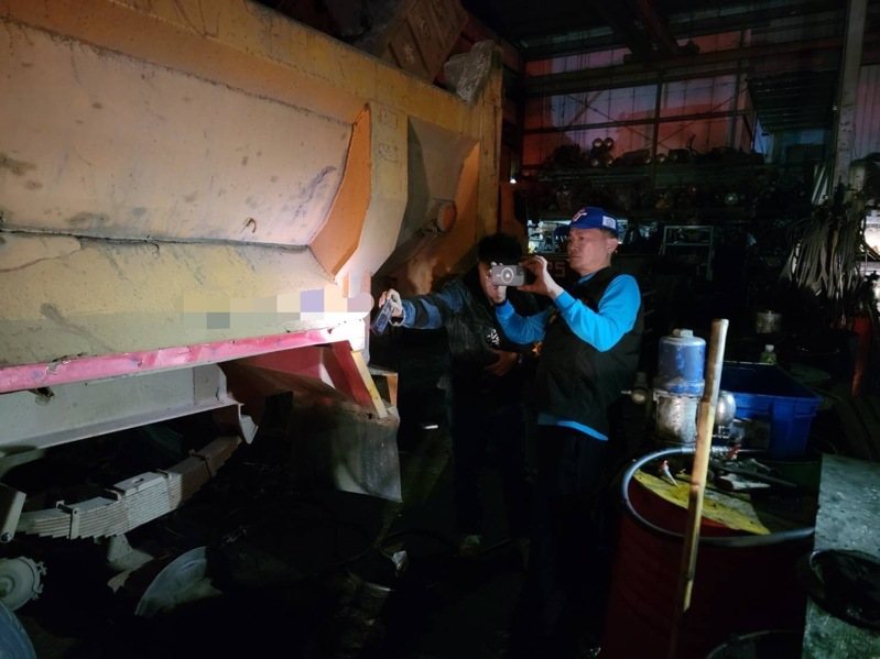 曾姓男子駕駛砂石車行駛途中,左後輪脫落後,彈跳進入路旁通運公司停車場,砸中正在除草的阮姓男子致死。基隆地檢署偵查後,依過失致死罪嫌起訴曾男。記者邱瑞杰/翻攝 曾姓男子駕駛砂石車行駛途中,左後輪脫落後,彈跳進入路旁通運公司停車場,砸中正在除草的阮姓男子致死。基隆地檢署偵查後,依過失致死罪嫌起訴曾男。記者邱瑞杰/翻攝