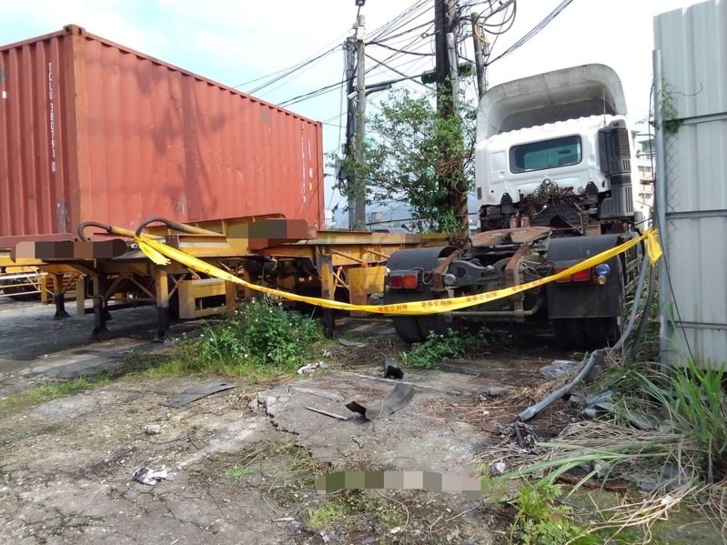 曾姓男子駕駛砂石車行駛途中,左後輪脫落後,彈跳進入路旁通運公司停車場,砸中正在除草的阮姓男子致死。基隆地檢署偵查後,依過失致死罪嫌起訴曾男。記者邱瑞杰/翻攝 曾姓男子駕駛砂石車行駛途中,左後輪脫落後,彈跳進入路旁通運公司停車場,砸中正在除草的阮姓男子致死。基隆地檢署偵查後,依過失致死罪嫌起訴曾男。記者邱瑞杰/翻攝