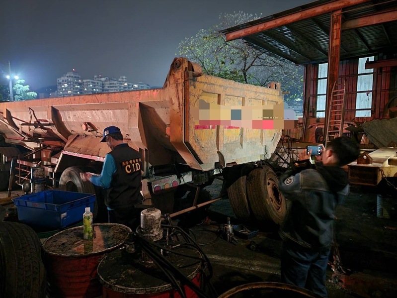 曾姓男子駕駛砂石車行駛途中,左後輪脫落後,彈跳進入路旁通運公司停車場,砸中正在除草的阮姓男子致死。基隆地檢署偵查後,依過失致死罪嫌起訴曾男。記者邱瑞杰/翻攝 曾姓男子駕駛砂石車行駛途中,左後輪脫落後,彈跳進入路旁通運公司停車場,砸中正在除草的阮姓男子致死。基隆地檢署偵查後,依過失致死罪嫌起訴曾男。記者邱瑞杰/翻攝