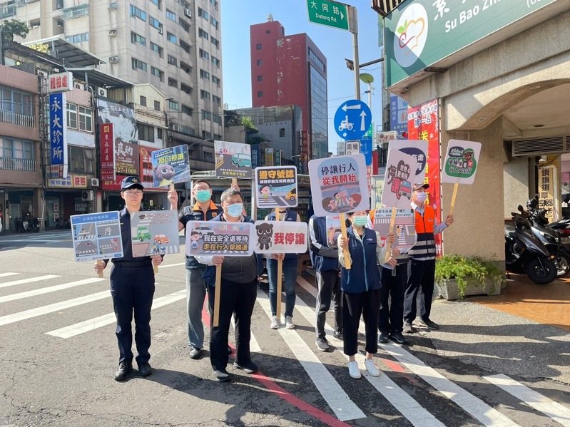 桃園市行人交通事故統計今年至今，24小時死亡人數共有16人，交通警察大隊分析，最多肇事集中在清晨4至6點，其中死亡又以高齡者最多。圖／警方提供
