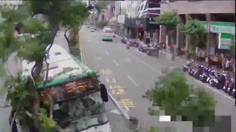 張姓男子昨天下午駕駛三重客運811公車，疑因突然頭暈，人車衝撞中央分隔島，釀一人受傷。記者曾伯愷／翻攝