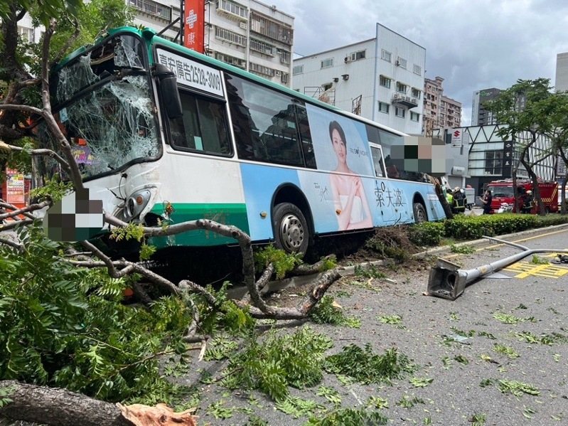 張姓男子昨天下午駕駛三重客運811公車，疑因突然頭暈，人車衝撞中央分隔島，釀一人受傷。記者曾伯愷／翻攝