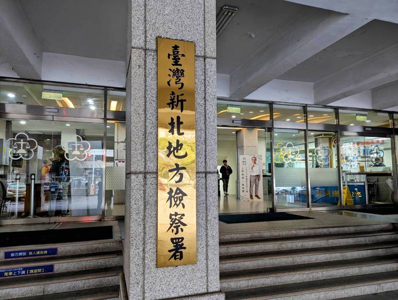 以綽號「阿翰」的男子為首的詐騙集團,認為王姓車手損失贓款又無力還錢,竟拘禁、毆打,強拍王男裸照,並強行取走其現金及提款卡,領錢後再將提款卡賣給另一詐團使用,遭新北地檢署依加重強盜及加重詐欺等罪起訴5人。記者蔣永佑/攝影 以綽號「阿翰」的男子為首的詐騙集團,認為王姓車手損失贓款又無力還錢,竟拘禁、毆打,強拍王男裸照,並強行取走其現金及提款卡,領錢後再將提款卡賣給另一詐團使用,遭新北地檢署依加重強盜及加重詐欺等罪起訴5人。記者蔣永佑/攝影
