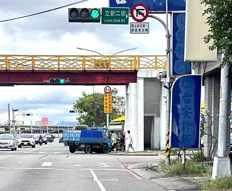 台中市大里區甲堤南路今天下午發生貨車和機車的碰撞車禍，機車被卡在貨車底，機車幾乎全毀。圖／民眾提供
