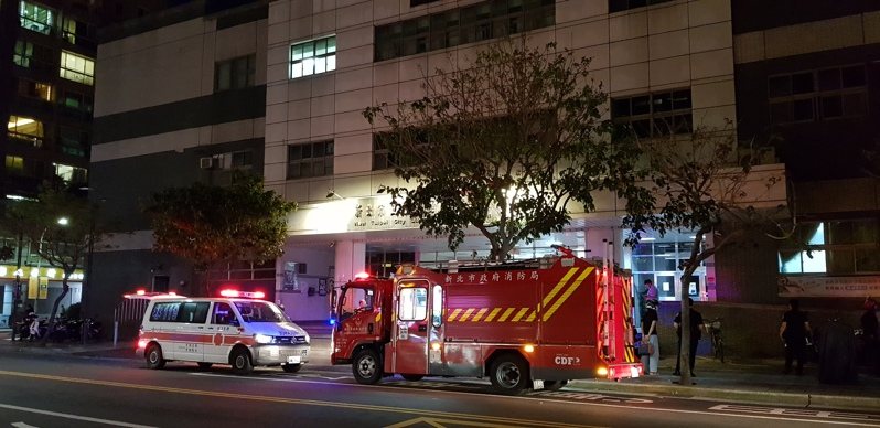 新北市新莊區昌隆街一棟社區大樓今天晚上驚傳墜樓意外,男子送醫命危,警方調查釐清中(示意圖)。記者曾伯愷/攝影 新北市新莊區昌隆街一棟社區大樓今天晚上驚傳墜樓意外,男子送醫命危,警方調查釐清中(示意圖)。記者曾伯愷/攝影