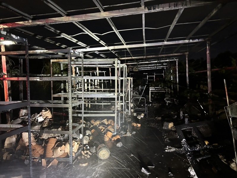彰化縣花壇鄉一間溫室工寮今晚發生火災，業者溫室裡種植的鹿角蕨付之一炬，損失慘重。圖／彰化消防局提供