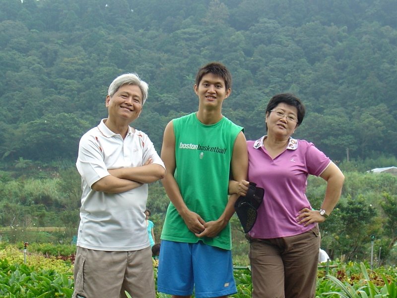 張博崴（中）十三年前登山遇難，博崴媽媽杜麗芳（右）事後立志推動山林安全教育。圖為張博崴遇難前與父母合照。圖／杜麗芳提供