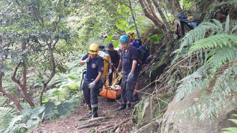 國內山域事故年年激增，超過四成因為「迷路」，專家認為許多民眾準備不足，耗費大批救援人力。圖／花蓮縣消防局提供
