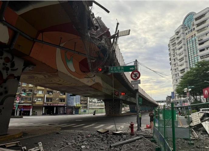 三重區中山高架往台北、忠孝橋方向，因拖板車的鋼梁掉落事故，目前封閉全部車道。圖／侯友宜臉書