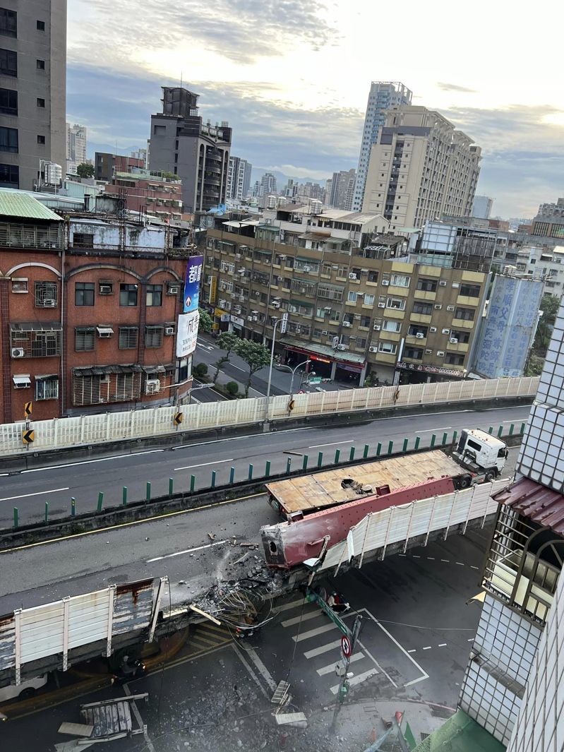 台一高架往北市方向，重安街上方，聯結車鋼梁掉落，全線封閉處理中。圖／讀者Vincent Lin提供