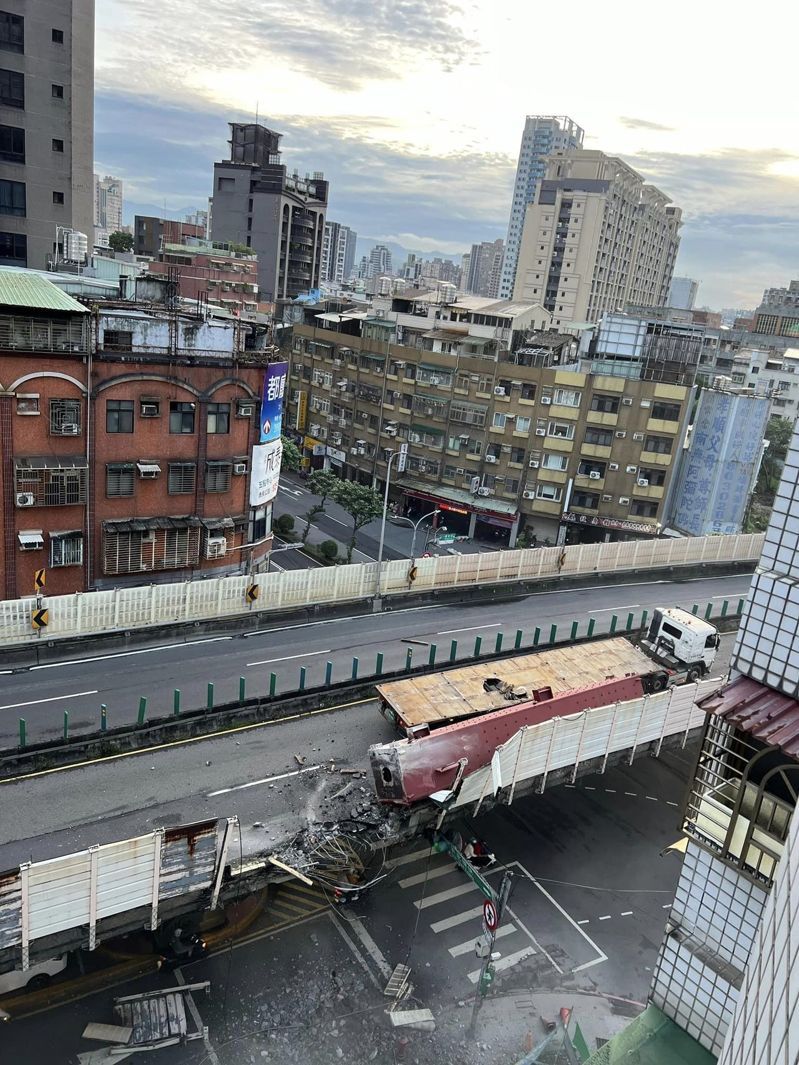 新北市三重區台1高架往北市方向、重安街上方前,發生聯結車鋼梁掉落,全線封閉處理中。圖/取自「爆料公社二社」 新北市三重區台1高架往北市方向、重安街上方前,發生聯結車鋼梁掉落,全線封閉處理中。圖/取自「爆料公社二社」
