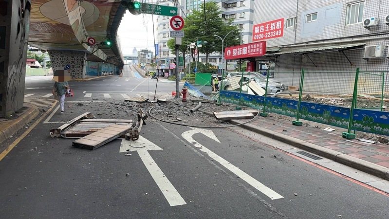 一輛聯結車今天清晨自撞新北市台一高架隔音防護牆，導致車鈄鋼樑傾斜掉落橋下壓毀兩輛汽車，現場無人受傷，肇因待查。記者曾伯愷／翻攝