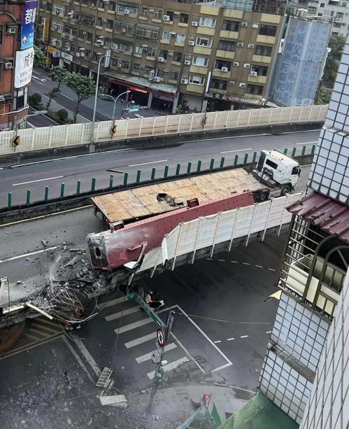 上午6時許,新北市三重區中山高架往台北、忠孝橋方向發生大型車事故,封閉全部車道。圖/Vincent Line 上午6時許,新北市三重區中山高架往台北、忠孝橋方向發生大型車事故,封閉全部車道。圖/Vincent Line